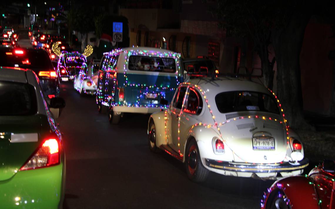 Bochos navide os se lucen en caravana nocturna por la ciudad El